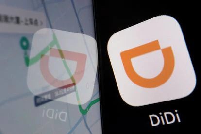 El logo de Didi Chuxing se refleja en un cristal.