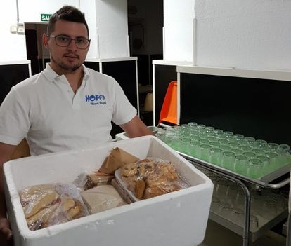 Un gran gesto por el planeta contra el desperdicio alimentario: los responsables de Hope Food (HoFo) recogen los excedentes de alimentos generados en las empresas de 'catering' y en las cadenas de restaurantes para su aprovechamiento en comedores sociales.