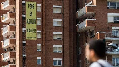 Un anuncio de pisos en alquiler en un edificio de Barcelona.