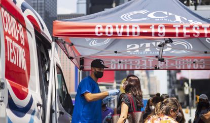 Una persona se somete a un test rápido para detectar la covid en Times Square, Nueva York, el pasado 27 de julio.