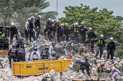 Los equipos de salvamento han vuelto a las tareas de rescate, tras el derrumbamiento controlado de lo que quedaba del edificio que colapsó el 24 de junio.
