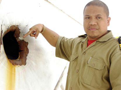 El capitán Jonathan Funa, en una foto datada en 2009 mientras enseña el boquete abierto por una granada lanzada por piratas que trataban de secuestrar su barco a 780 millas náuticas de Mogadiscio.