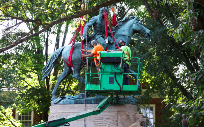 Retiran estatua del General Lee en Charlottesville, epicentro de protestas en 2017 | Video