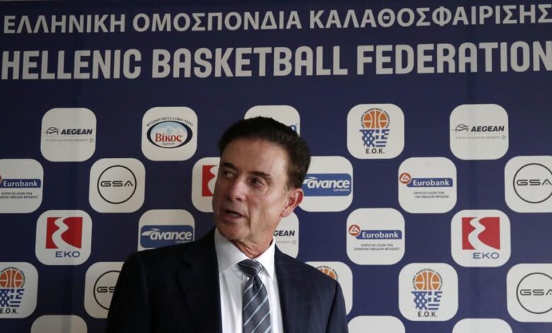 Rick Pitino da declaraciones tras el encuentro.
