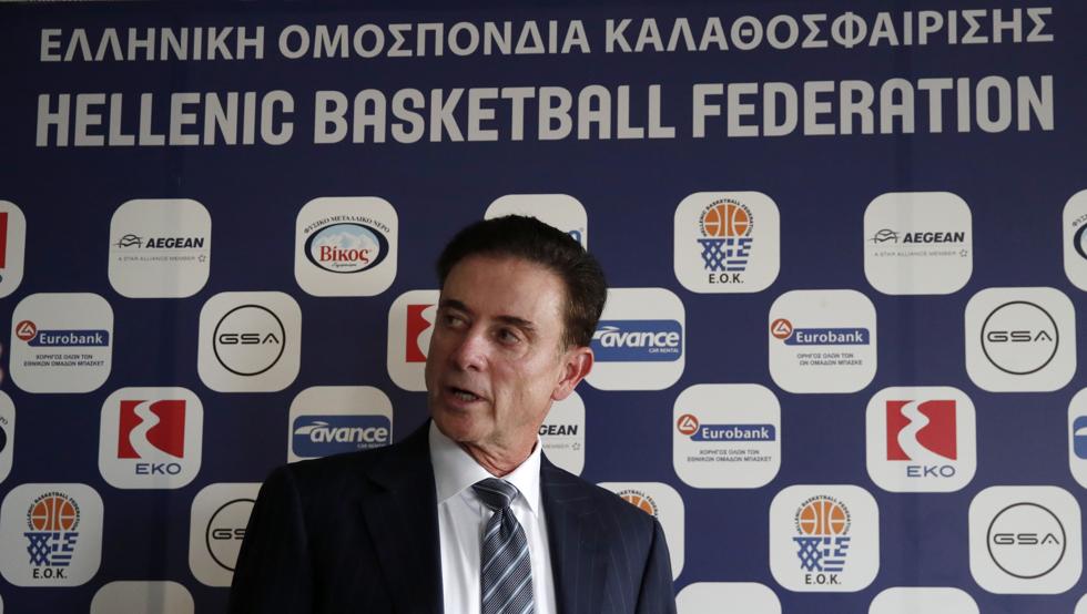 Rick Pitino da declaraciones tras el encuentro.