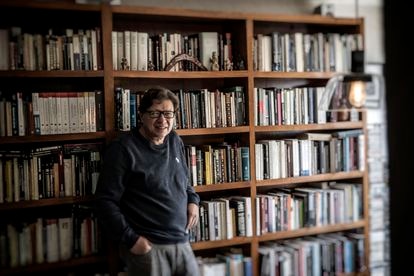 El filósofo mexicano Rodolfo Vázquez posa en su casa de Ciudad de México el pasado 17 de junio.