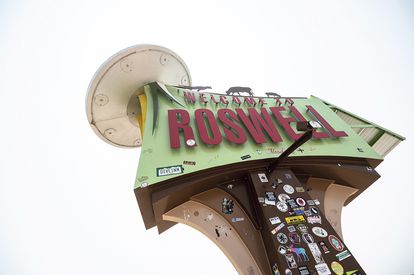 El letrero de bienvenida que recibe a los curiosos visitantes de Roswell, Nuevo México.