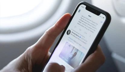 Una persona navega por la red social Twitter.