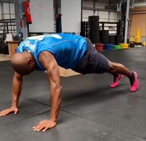 Modibo Sagnan realiza un ejercicio con la camiseta de Koulibaly