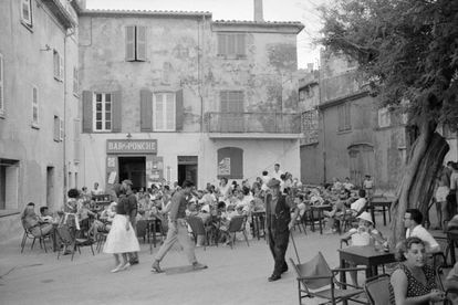 Terraza del café La Ponche de Saint-Tropez, en 1956. 