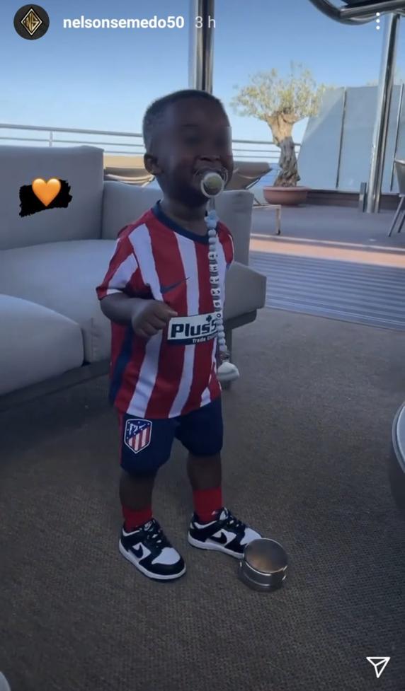 El hijo de Nelson Semedo, con la equipación del Atlético de Madrid.