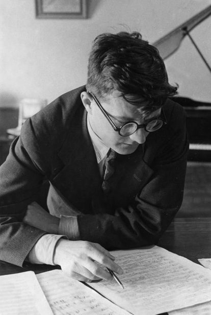 El compositor Dmitri Shostakóvich, en su estudio en 1938.