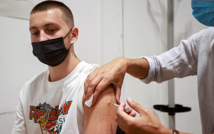 Sugiere estudio espaciar dosis de vacuna antiCovid de Pfizer para aumentar niveles de anticuerpos tras caída inicial