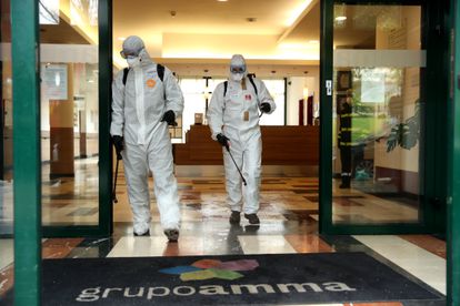 Miembros de la Unidad Militar de Emergencias (UME) desinfectan una residencia de mayores en Madrid en marzo del año pasado.