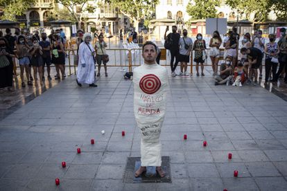 Un joven durante una manifestación para condenar el asesinato de Samuel Luiz.