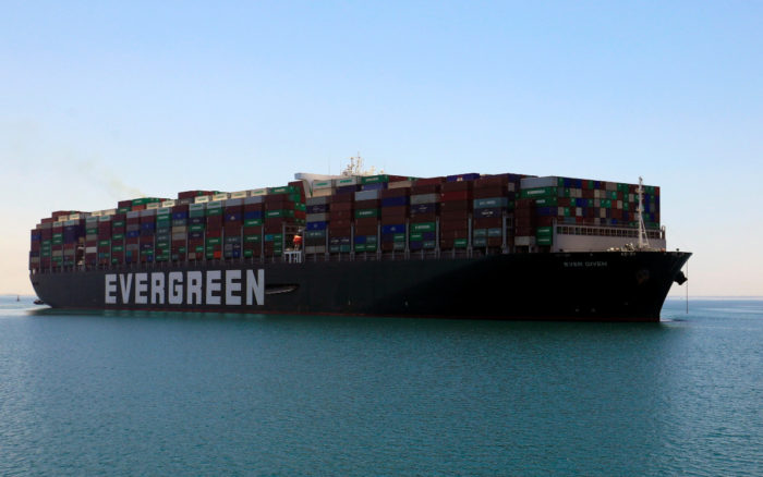 Tras 106 de quedar encallado, el ‘Ever Given’ comienza a salir del Canal de Suez
