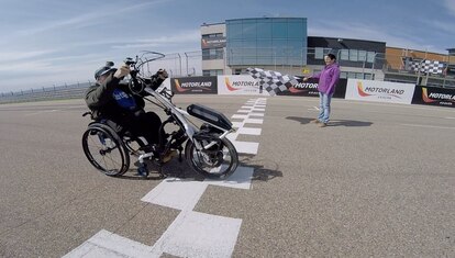 Aficionado al motor, el aragonés rodó por el circuito de Motorland (Teruel) con su silla de ruedas 'trucada'. “Lleva un manillar eléctrico y acoplable con un soporte eléctrico. La verdad es que nos ha cambiado la vida tanto a Eva como a mí. Ya no me tiene que empujar”, ríe.