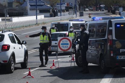 Control del Cuerpo Nacional de Policía en el acceso a Sevilla por el puente del Cristo de la Expiración, en abril de 2020.