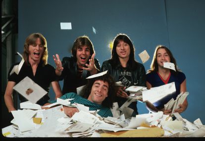 Los componentes de Journey en 1981, año de la edición de 'Escape', posando con las cartas enviadas por sus seguidores. Desde la izquierda: Ross Valory (bajo), Jonathan Cain (teclados), Neal Schon (abajo, guitarra), Steve Perry (voz) y Steve Smith (batería).