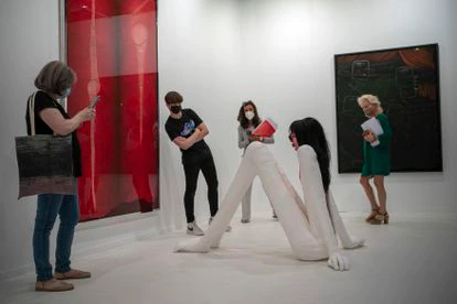 Visitantes miran una obra de Rebecca Ackroyd.