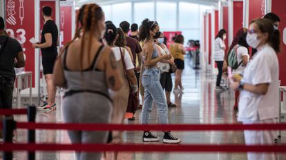 Colas de veinteañeros en el Museo de las Ciencias de Valencia, uno de los centros de vacunación masiva.