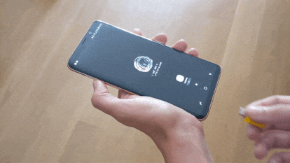 Vista del teléfono con la llave de Unpluq conectada y desconectada