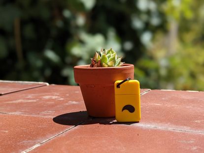 Unpluq sin conectar, con la capucha que permite utilizarlo como llavero