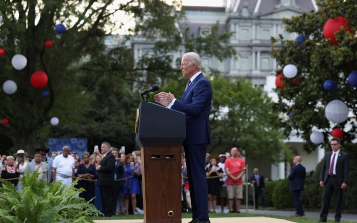 Vacunarse, lo más patriótico que puedes hacer: Biden