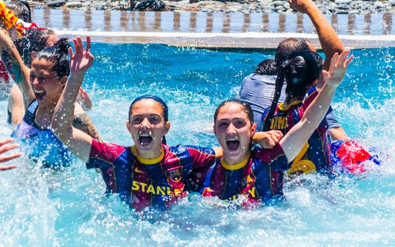 El Barça femenino, celebrando la Liga en la piscina. En la imagen, Aitana Bonmatí y Bruna Vilamala FOTO: FCB