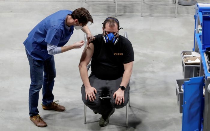 ¿Tercera dosis de vacuna antiCovid?, debe decidirse con base científica y no porque una farmacéutica lo recomiende: OMS