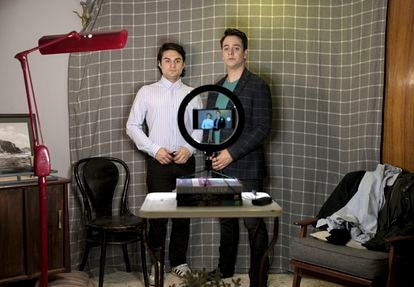 Ricardo Polanco y Aldo Escalante, en una escena de 'Fondeados'.