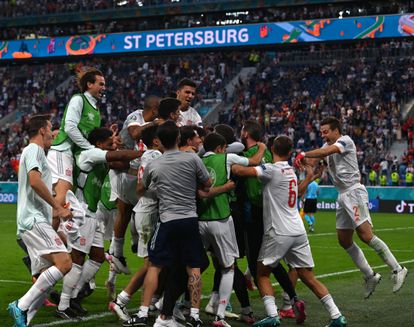 Loa jugadores de la Selección española celebran en San Petersburgo la victoria ante Suiza que les da el pase a la semifinal de la Eurocopa.