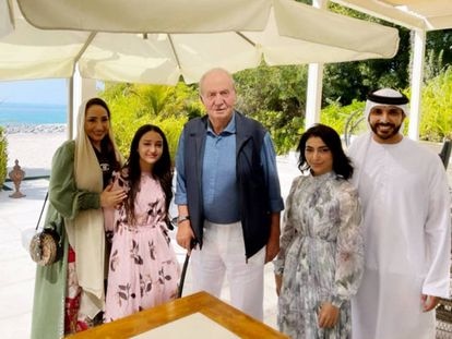 El Rey emérito, con la piloto emiratí Amna al Qubaisi y su familia, en la mansión de Emiratos donde vive.