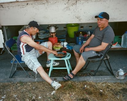 Los camioneros Abdul Salam (izquierda) y Taufik Wahid, en La Jonquera. Nos invitaron a probar su guiso y era muy sabroso.