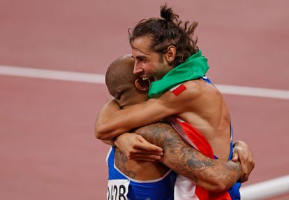 Jacobs se abraza con el otro medallista de oro italiano del día, el saltador Gianmarco Tamberi, momentos después de ganar la final de los 100m.