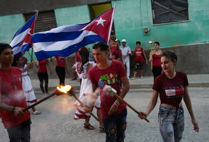 Jóvenes prenden las antorchas durante la inauguración del festival de cine en Gibara al oriente de de la isla, en julio del 2018. 