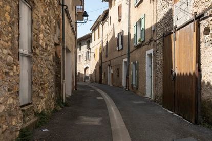 Entrada a Volonne, pueblo donde se dice que Napoleón paró para mear en su camino hasta París.