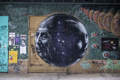 Fachada de entrada al espacio autogestionado La Traba, en el Paseo de las Delicias en Madrid.
