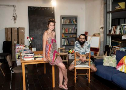 Jesús Irinia y Mireia Reneses, de 28 años, en el interior del espacio autogestionado del que son participantes, en el barrio de Tetuán.
