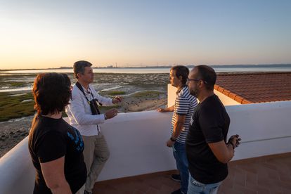 Desde la izquierda, Macarena Castro, coordinadora de MedArtSal; Juan Martín, de la ONG Salarte; Héctor Bouzo, de Marambay, y Antonio Rivero, trabajador de la salina, en la terraza de una casa salinera restaurada.