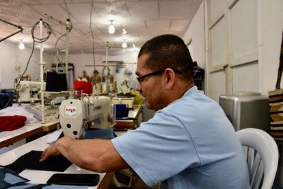 Diosenel Criado, un experimentado sastre que cosió camuflados por 16 años en la guerrilla, integra Fariana Confecciones.