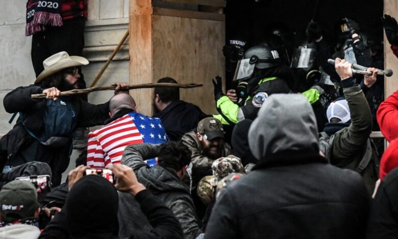 Hallan muerto en su domicilio a otro de los policías que respondió al ataque contra el Capitolio de EU