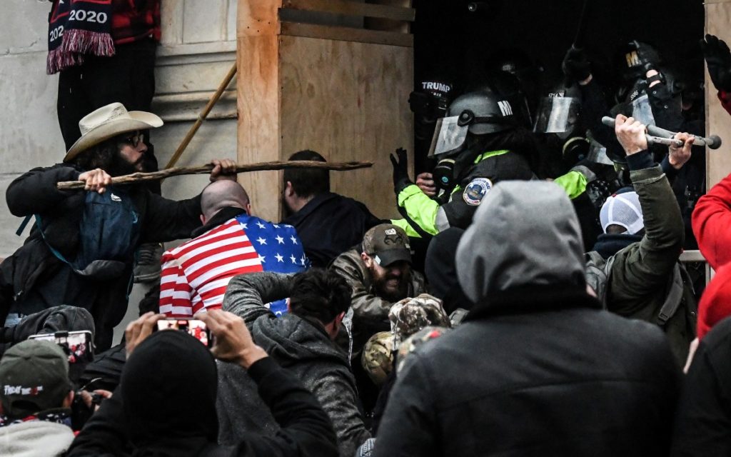 Hallan muerto en su domicilio a otro de los policías que respondió al ataque contra el Capitolio de EU