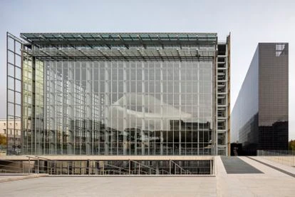 De treinta metros de altura y orientado longitudinalmente, la la 'nuvola di Fuksas' es un conjunto de nervios en acero. 