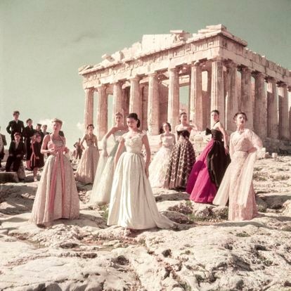 En el Partenón de Atenas, Christian Dior retrató los vestidos de su colección de alta costura otoño/invierno 1951. Bautizados con nombres de países (Inglaterra, Perú, Grecia, Francia o México, entre otros), formaban parte de la línea Longue.