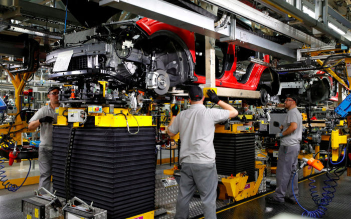 Fabricantes de automóviles en EU ordenan uso de cubrebocas en sus plantas a partir del miércoles