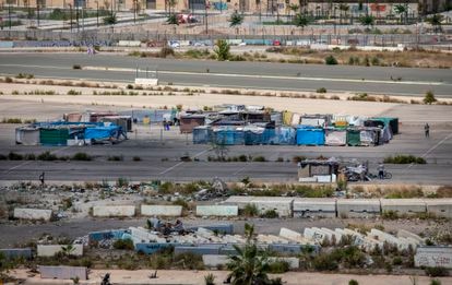 Chabolas en el centro de la explanada de una parte del circuito de Fórmula 1 de Valencia. 
.