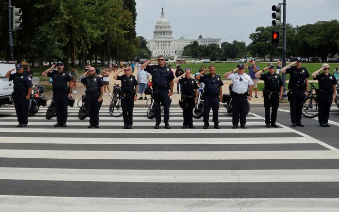 Muere policía tras tiroteo en las inmediaciones del Pentágono