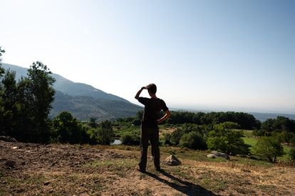 Alejandro Torralvo observa los campos extremeños donde sale a pastorear con sus cabras.