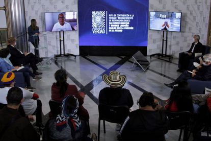 El presidente de la Comisión de la Verdad, el sacerdote Francisco de Roux (d), oye junto a algunas víctimas a Rodrigo Londoño y Salvatore Mancuso.